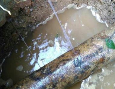 稻城楼顶渗水维修公司分享下地暖漏水的原因及检测方法。